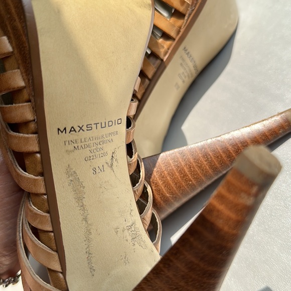 Very comfortable platform sandals. Nice tan leather. - Picture 6 of 9